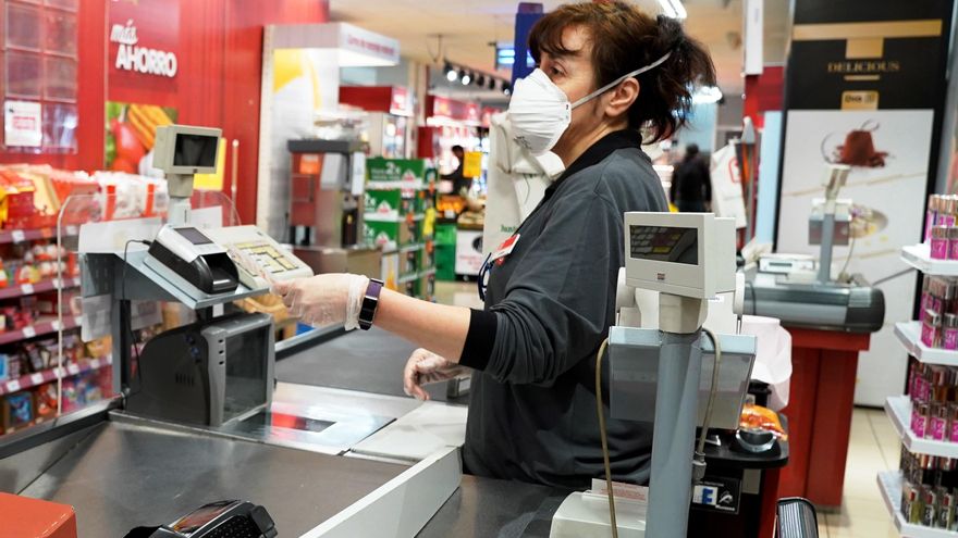 Empleado con mascarilla por coronavirus de los supermercados Dia
