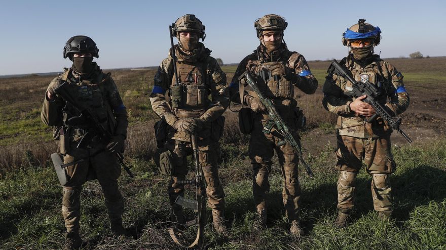 Soldados ucranianos se encuentran en un campo en las afueras de la ciudad de Kupiansk, recientemente reconquistada, al este de Jarkov, en el noreste de Ucrania, el 15 de octubre de 2022. EFE/EPA/ATEF SAFADI