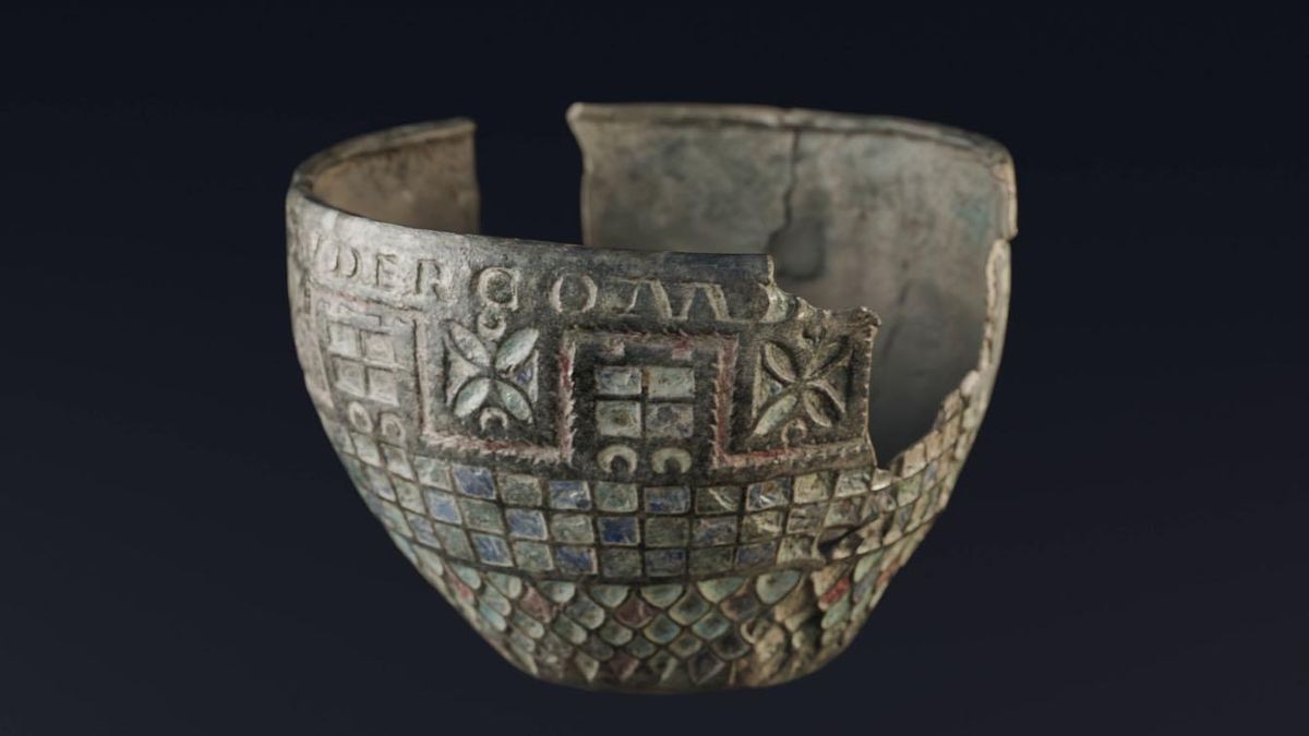 La copa romana fechada en el siglo II, con una decoración alusiva al Muro de Adriano (Vallum Aelium), que ha sido encontrada.