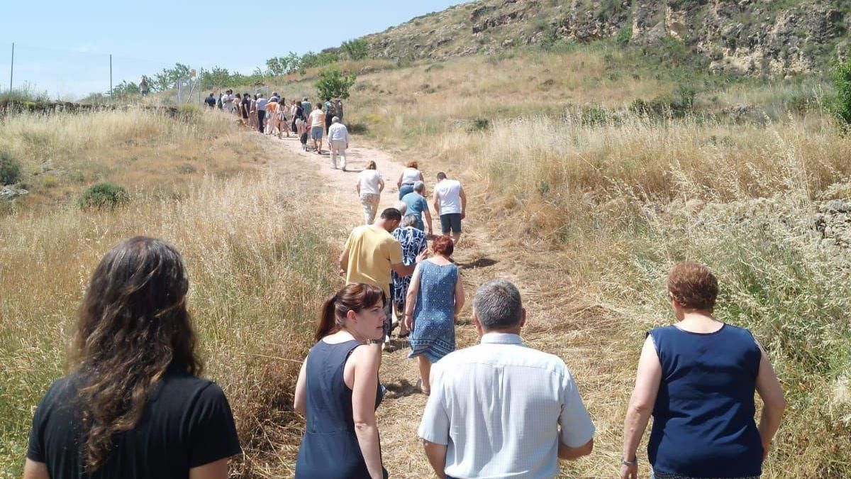 Los vecinos acudiendo al lugar donde se han instalado las placas