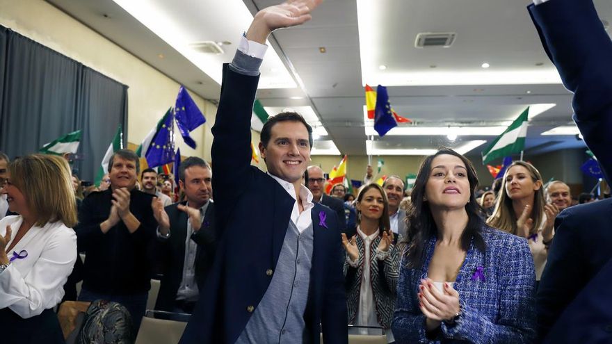 Albert Rivera, tras la comida de Casado y Moreno en una hamburguesería, ensalza los espetos de sardinas