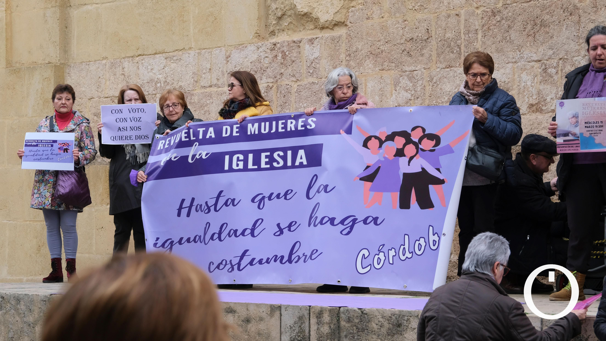 Concentración Revuelta de Mujeres en la Iglesia