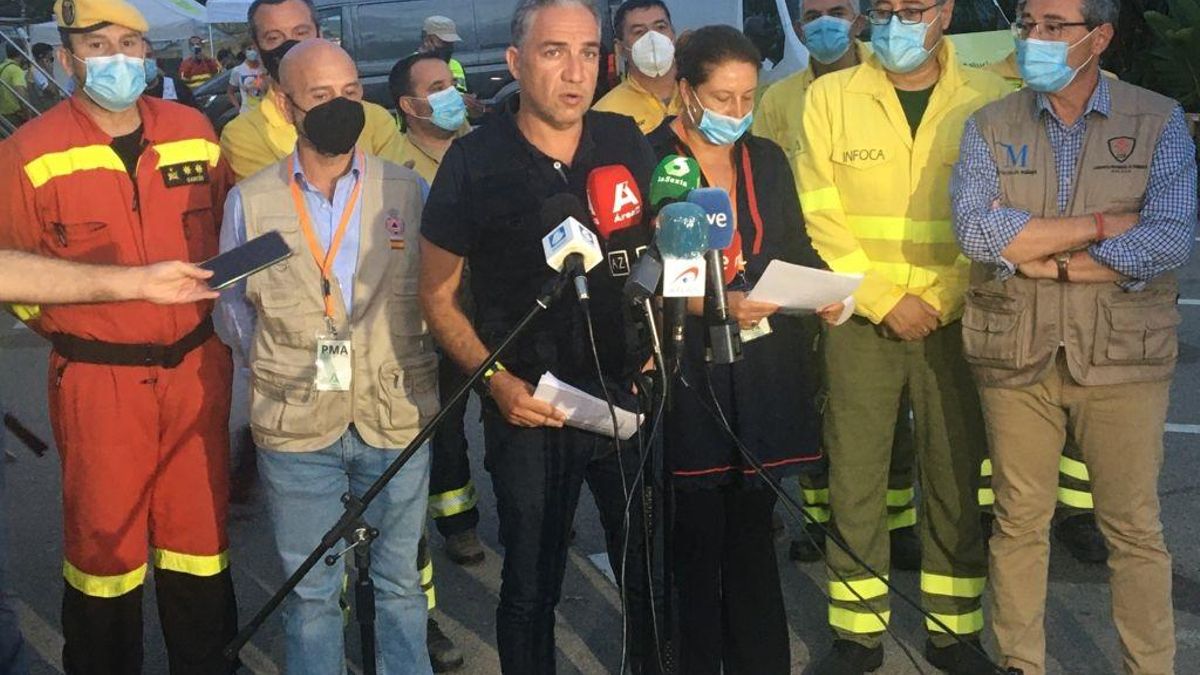 El consejero de la Presidencia, Elías Bendodo, atiende a los medios en Estepona en el PMA