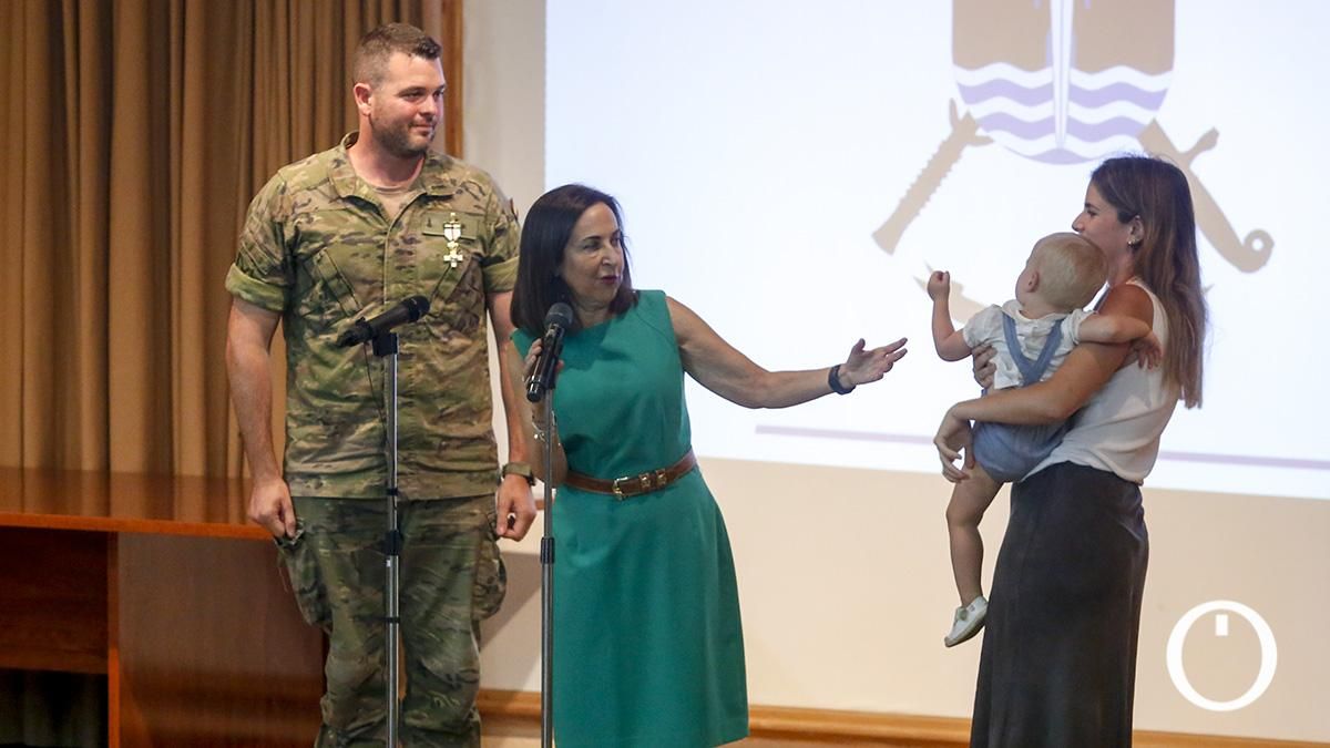 La ministra de Defensa, Margarita Robles, entrega las condecoraciones por la operación Libre Hidalgo y por las acciones realizadas en la DANA