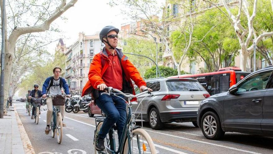 Para conductores, ciclistas y motoristas: todas las normas de la DGT que entran en vigor este 1 de octubre