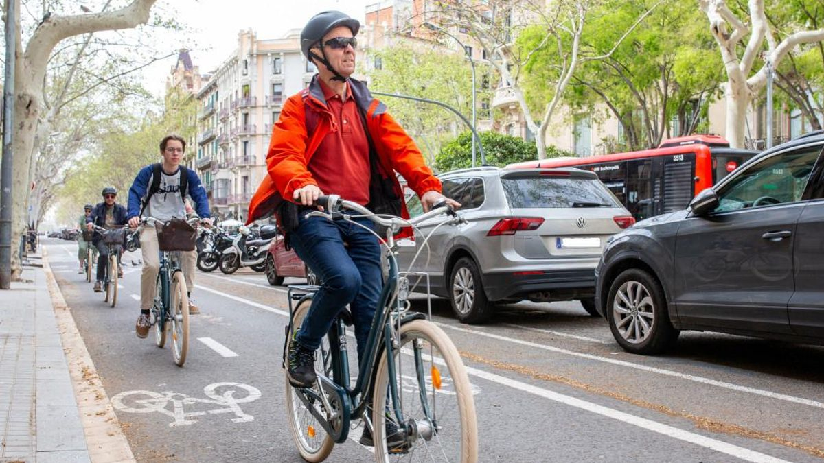 Para conductores, ciclistas y motoristas: todas las normas de la DGT que entran en vigor este 1 de octubre