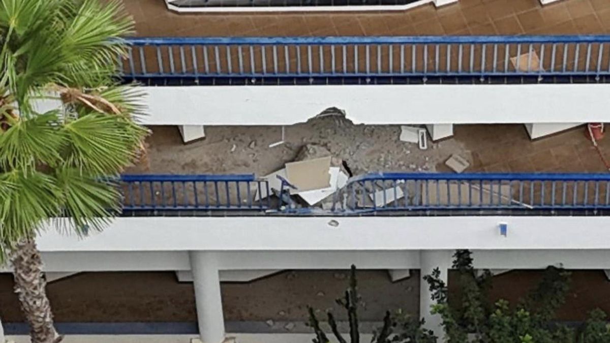Parte del desprendimiento caído sobre el edificio de apartamentos en Mogán.