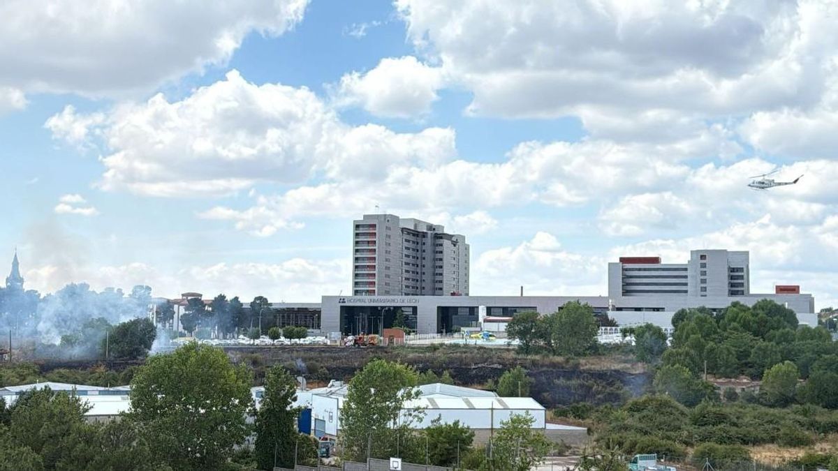 Imagen del incendio forestal junto al Hospital de León y los medios aéreos empleados.