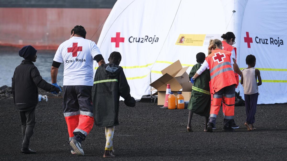 Salvamento Marítimo ha rescatado este sábado a los 166 integrantes de un cayuco, uno de ellos fallecido, que navegaba en aguas cercanas a Tenerife y los ha trasladado al puerto de Granadilla, donde han sido atendidos por la Cruz Roja. EFE/Alberto Valdés