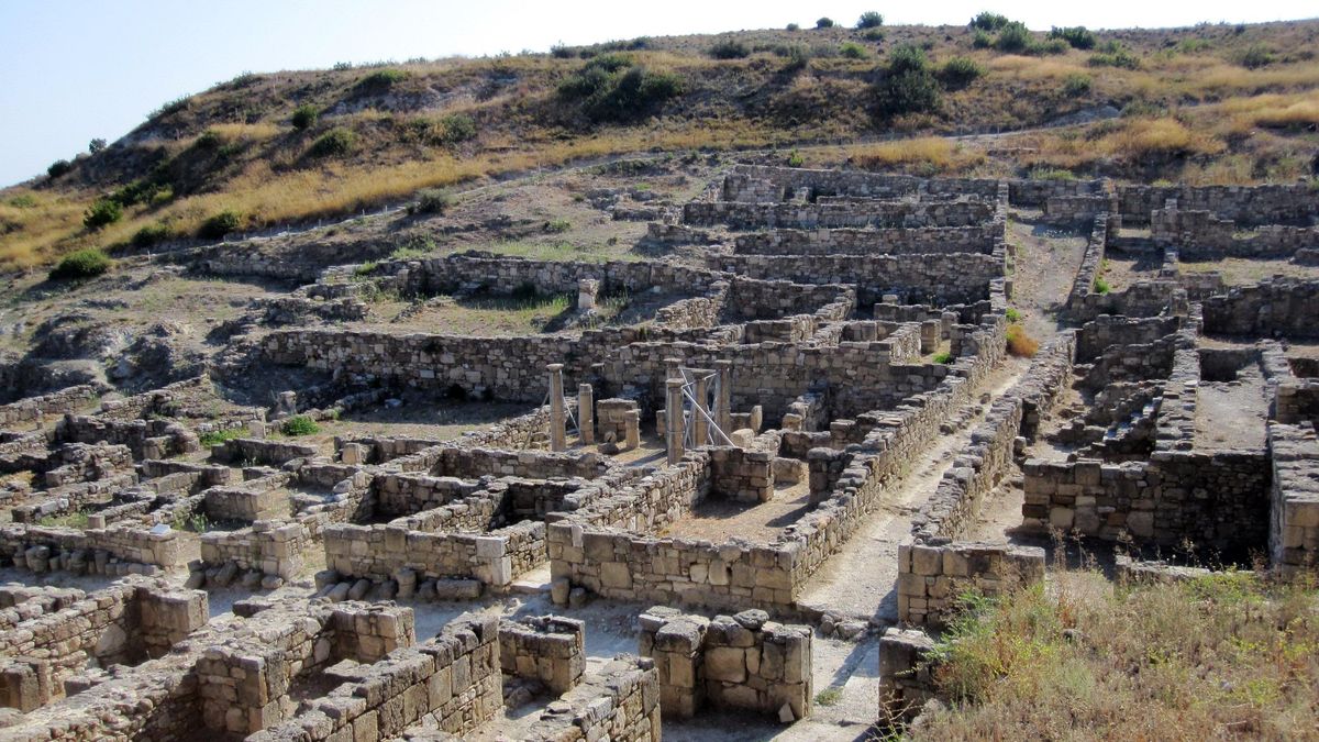 Cámiros fue la única de las tres polis originales de Rodas que quedó despoblada en época clásica.