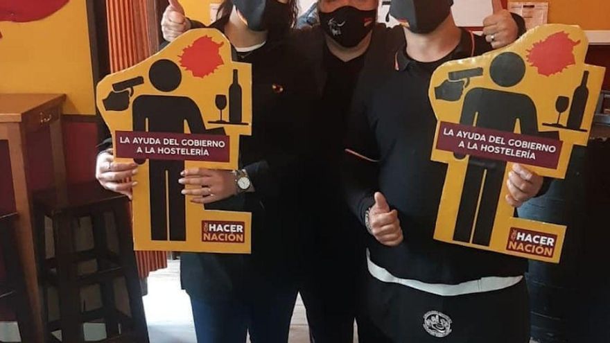 Carteles de la campaña de apoyo a la hostelería impulsada por Hacer Nación en un restaurante de Córdoba.