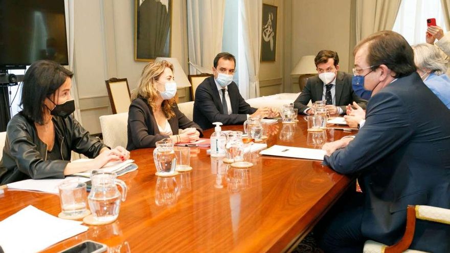 Un momento de la reunión en Madrid, con Fernández Vara y frente a él (mascarilla clara) la nueva ministra de Transportes, Raquel Sánchez