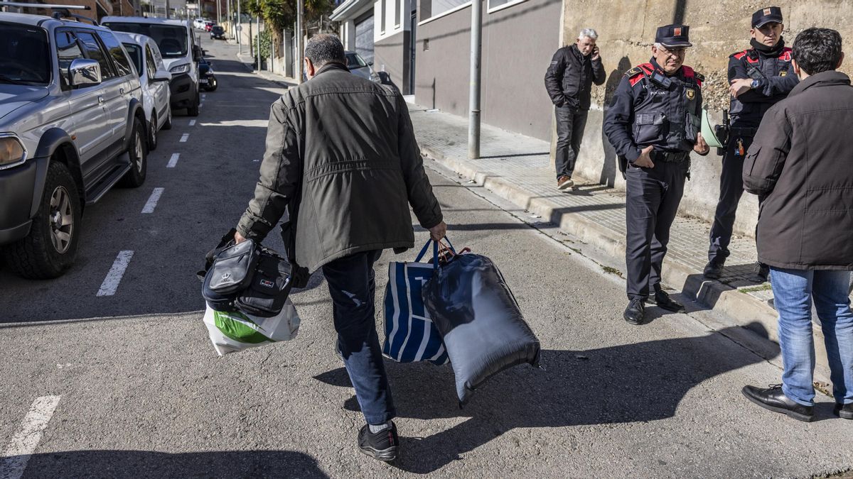 Abdul y Zohra, enferma de cáncer, desahuciados tras la caída de la moratoria: "Para ellos somos un número"