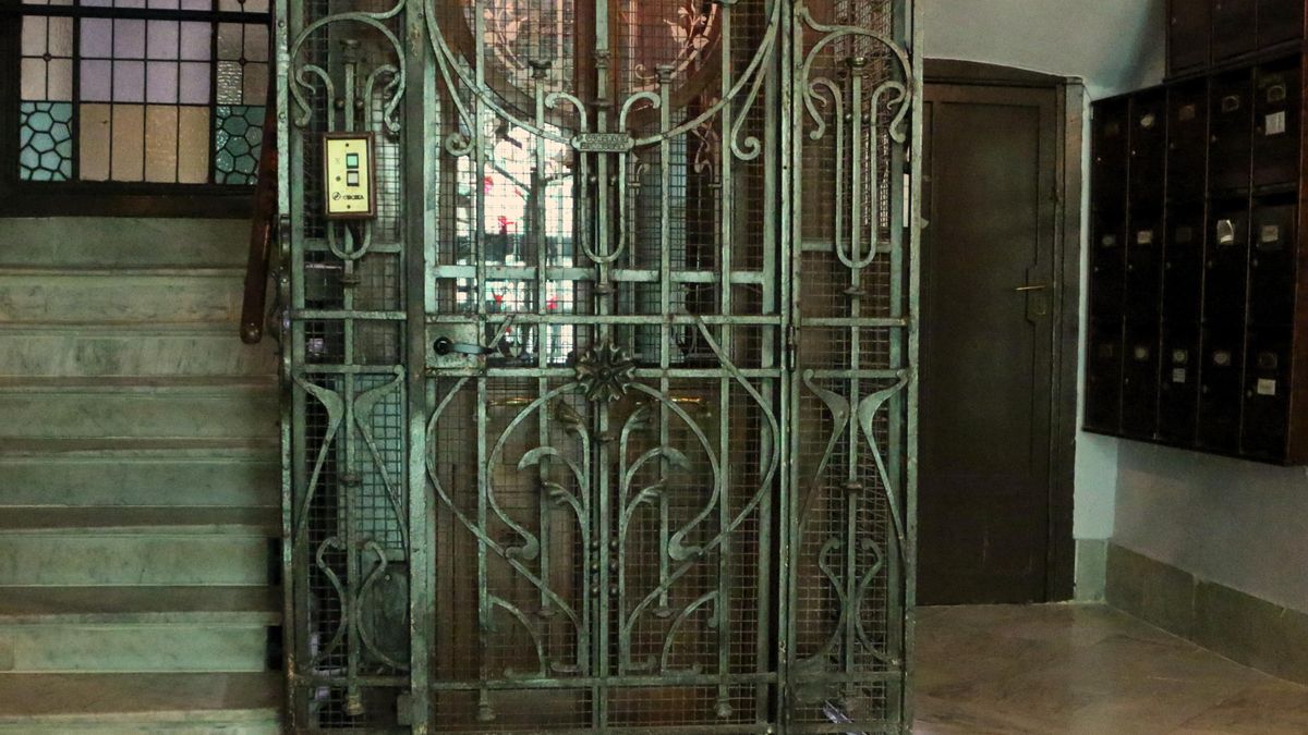 Los últimos ascensores históricos de Donostia: vecinos se movilizan para conservar sus joyas verticales