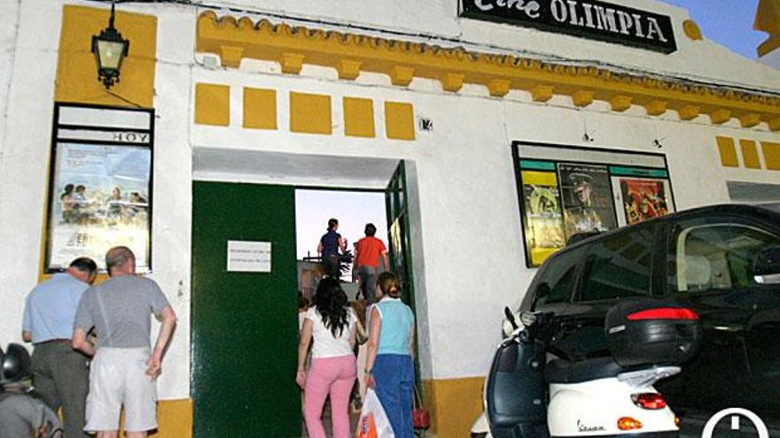 Vecinos y colectivos culturales piden a la Junta que declare BIC los cines de verano