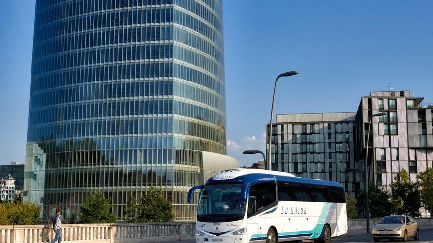 ELA avisa de una posible huelga en los autobuses que unen Bilbao con Vitoria y Pamplona por los despidos