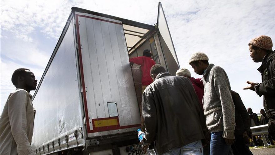 Muere un inmigrante en el túnel del Canal de la Mancha durante una incursión masiva