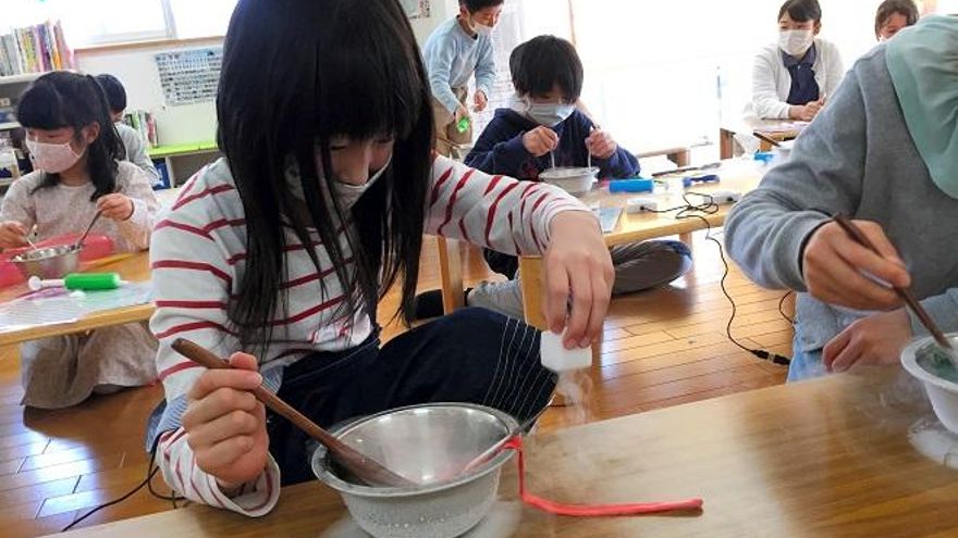 Una niña participa en un experimento en el centro extraescolar Poppins de la Universidad de Nagoya.