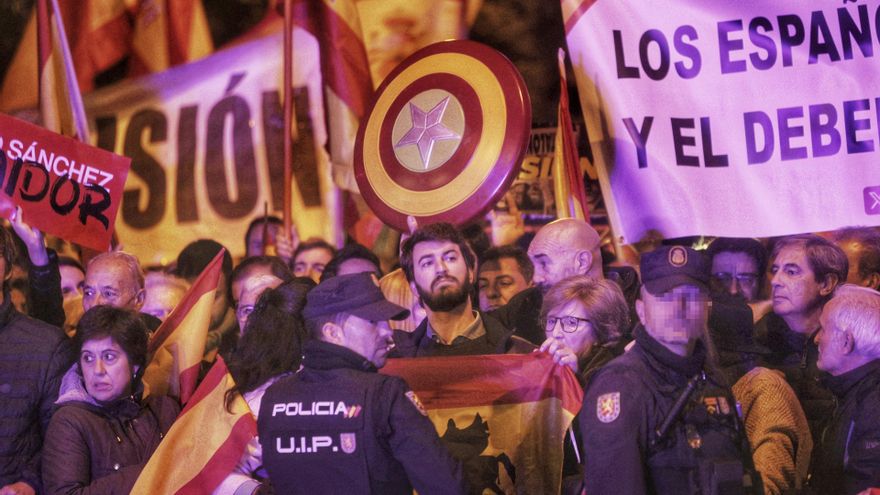 "Putodefender" España con críticas a "los piolines": 'Caye Borroka' en las protestas de Madrid contra la amnistía
