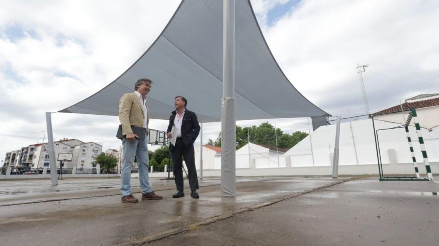 El Ayuntamiento espera que los 34 toldos en los colegios estén antes de que acabe el curso