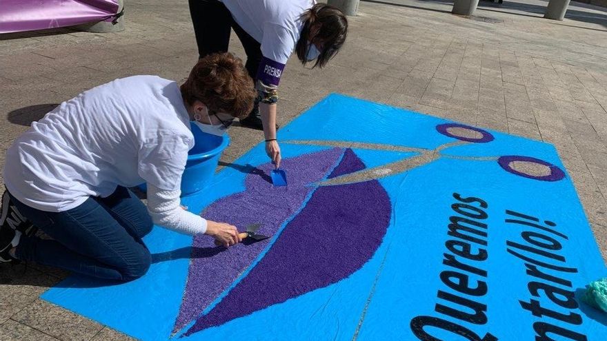 Mujeres de la Plataforma Colombine, este lunes en su acción reivindicativa por el 8M