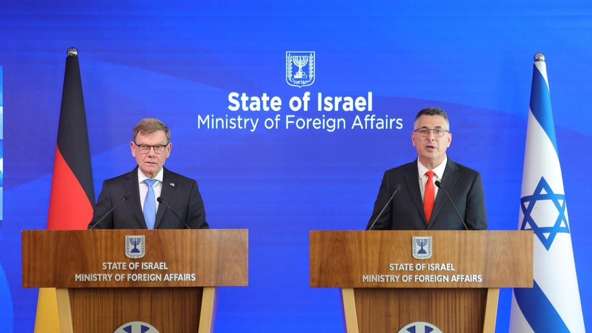 El ministro de Exteriores alemán, Johann Wadephul (izq), y su homólogo israelí, Gideon Saar, en una rueda de prensa en Jerusalén, el 7 de julio de 2026.
