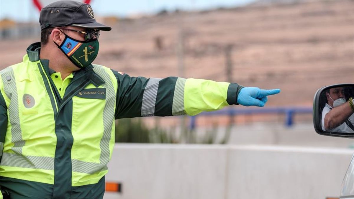 Agentes de la Guardia Civil realizan controles en las carreteras de las islas