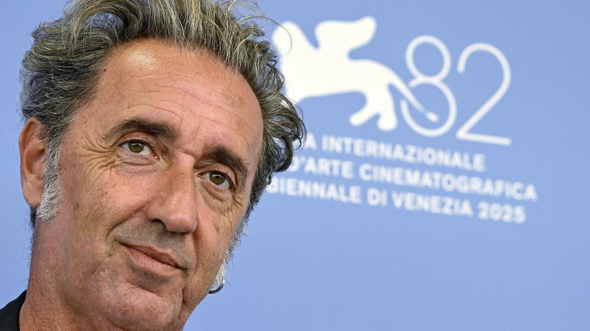 El director italiano Paolo Sorrentino posa en un photocall para 'La Grazia' antes de la ceremonia de apertura de la 82ª edición del Festival Internacional de Cine de Venecia, en Venecia, Italia, 27 de agosto de 2025. El festival de cine se lleva a cabo del 27 de agosto al 06 de septiembre de 2025. (Cine, Cine, Italia, Venecia) EFE/EPA/RICCARDO ANTIMIANI