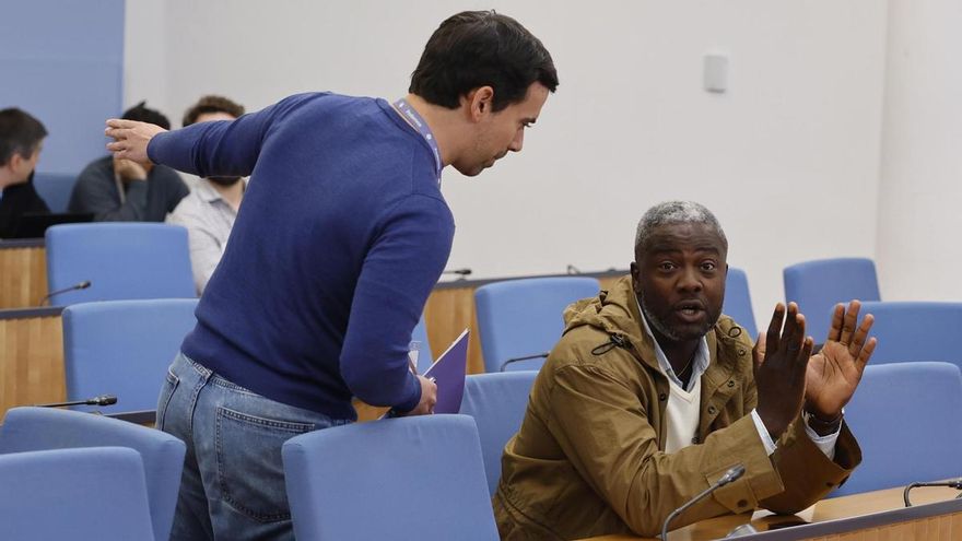 El activista político Bertrand Ndongo discute con un miembro de Podemos durante la rueda de prensa de Ione Belarra en el Congreso de los Diputados, este martes, en Madrid.