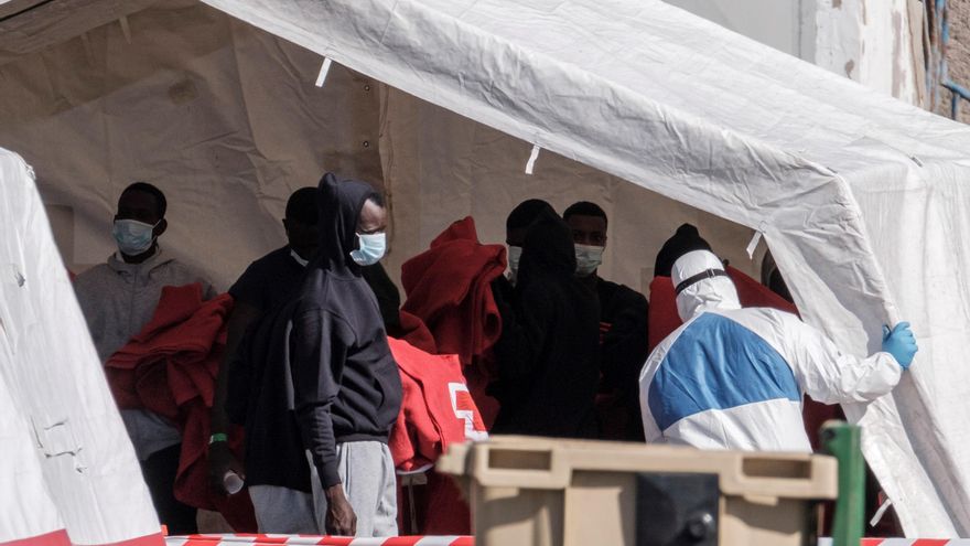 116 personas permanecen en el muelle de Arguineguín a la espera de plazas de acogida. EFE/Ángel Medina