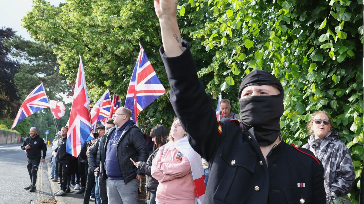 Manifestantes se concentran frente a un hotel que acoge a solicitantes de asilo en Southampton.