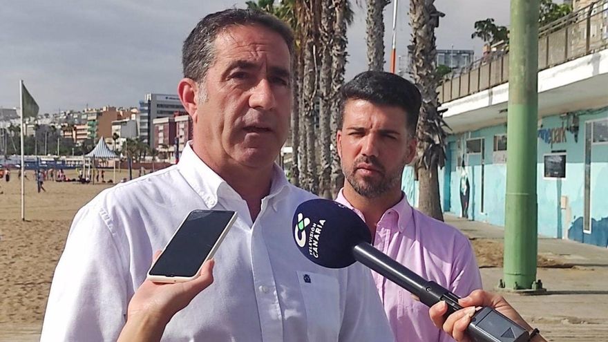 Francis Candil, portavoz de CC en el Ayuntamiento de Las Palmas de Gran Canaria, en la playa de Las Alcaravaneras