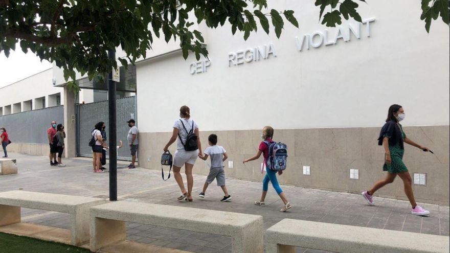 Mares i alumnes en el primer dia de col·le en el col·legi Regina Violant d’Almassora.