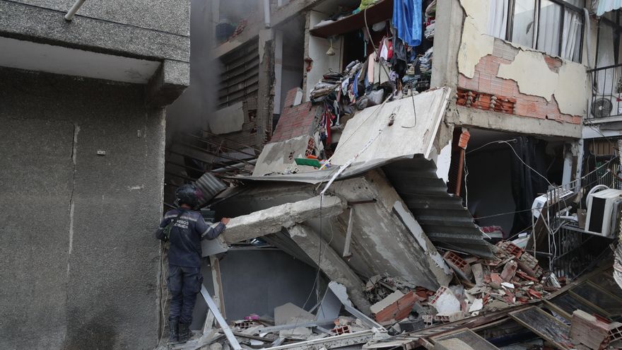 Miembros de los servicios de emergencia revisan uno de los bloques de viviendas dañados por los terremotos, en La Guaira (Venezuela) este jueves.