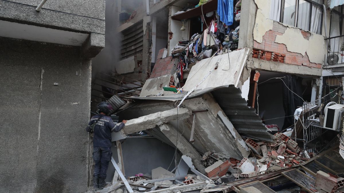 Miembros de los servicios de emergencia revisan uno de los bloques de viviendas dañados por los terremotos, en La Guaira (Venezuela) este jueves.
