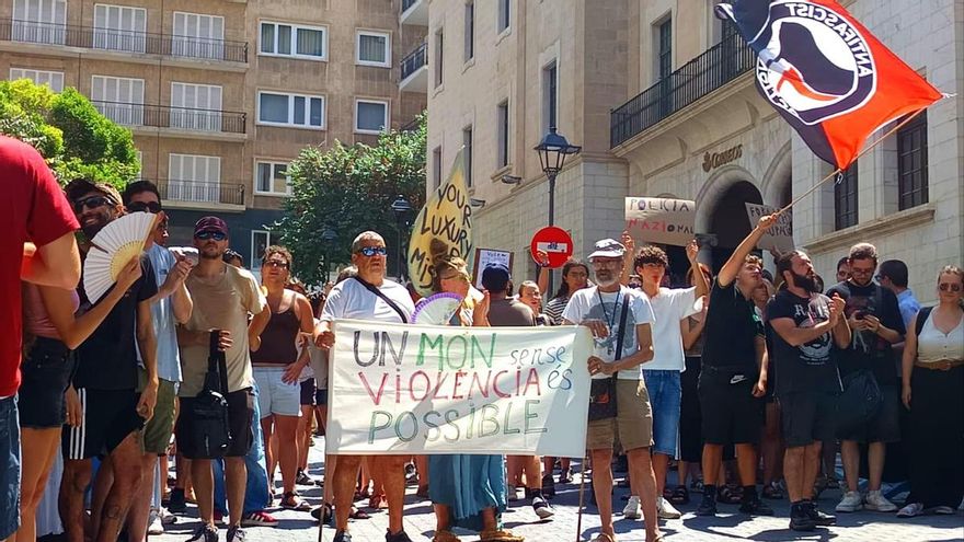 Protesta contra la violencia policial durante la marcha por la turistificación en Balears: "Me cuidan mis amigas, no la Policía"