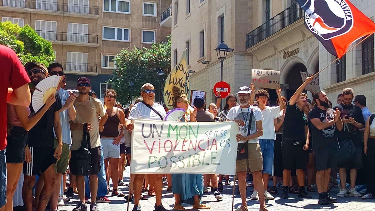Centenares de manifestantes critican a la "violencia policial" y piden la dimisión del delegado del Gobierno en Balears