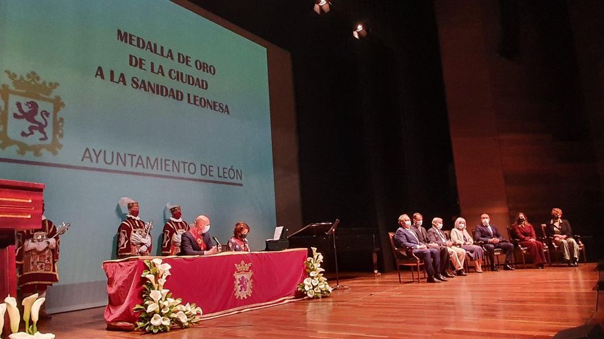 Ceremonia de entrega de la Medalla de Oro a los sanitarios en el Auditorio de León.