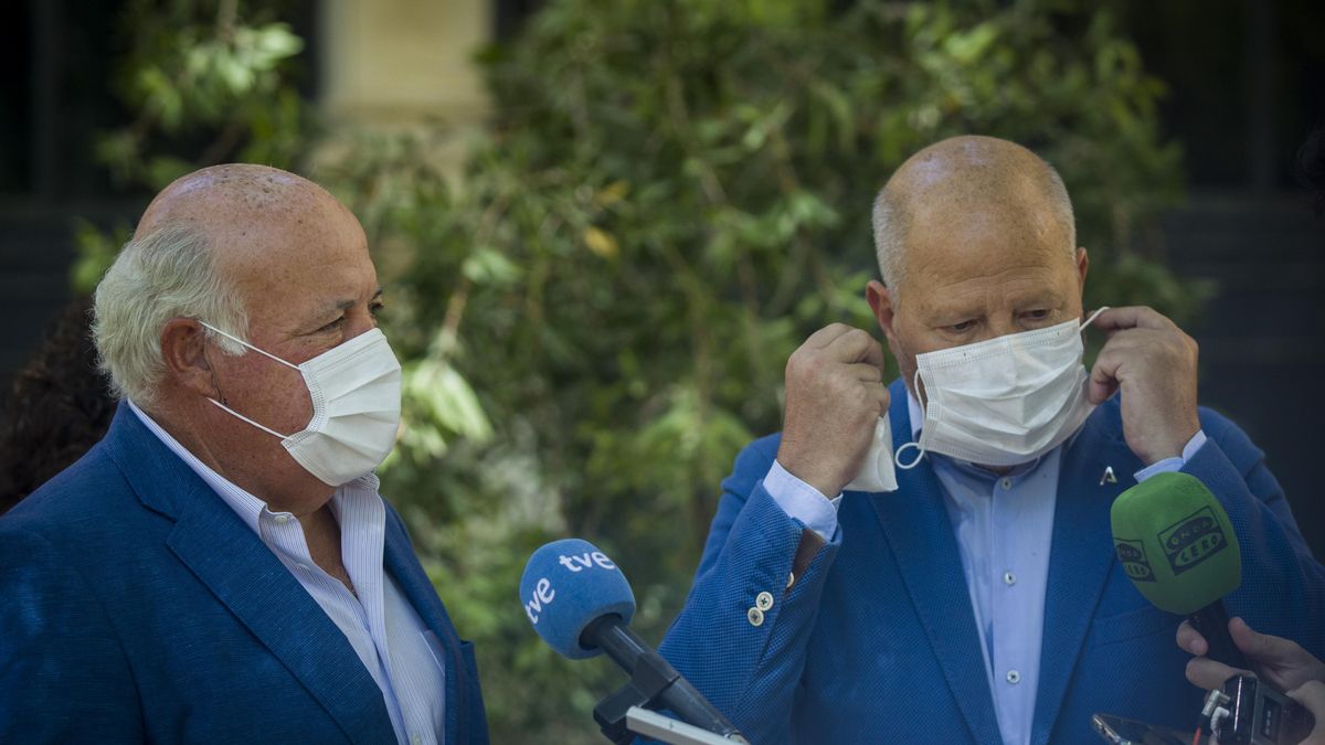 Los consejeros de Salud y Familias, Jesús Aguirre (i) y Educación y Deporte, Javier Imbroda (d) de la Junta de Andalucía atienden a los medios de comunicación. En el Palacio de San Telmo, (Sevilla, Andalucía, España), a 27 de agosto de 2020.