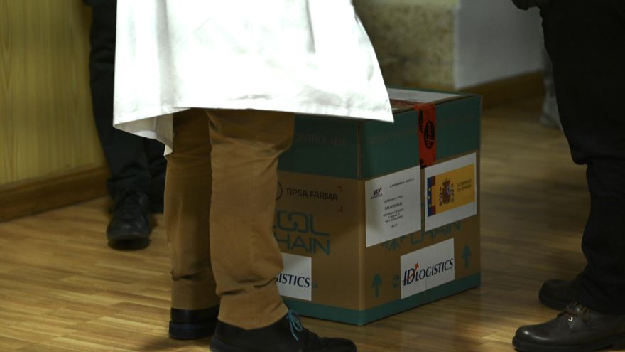 La primera vacunación del país ha tenido lugar en Los Olmos, Guadalajara, por ser una residencia pública en la que actualmente no hay ningún positivo de COVID-19 y por su situación geográfica, ya que las dosis se están recibiendo en el centro logístico que Pfizer tiene en Guadalajara.