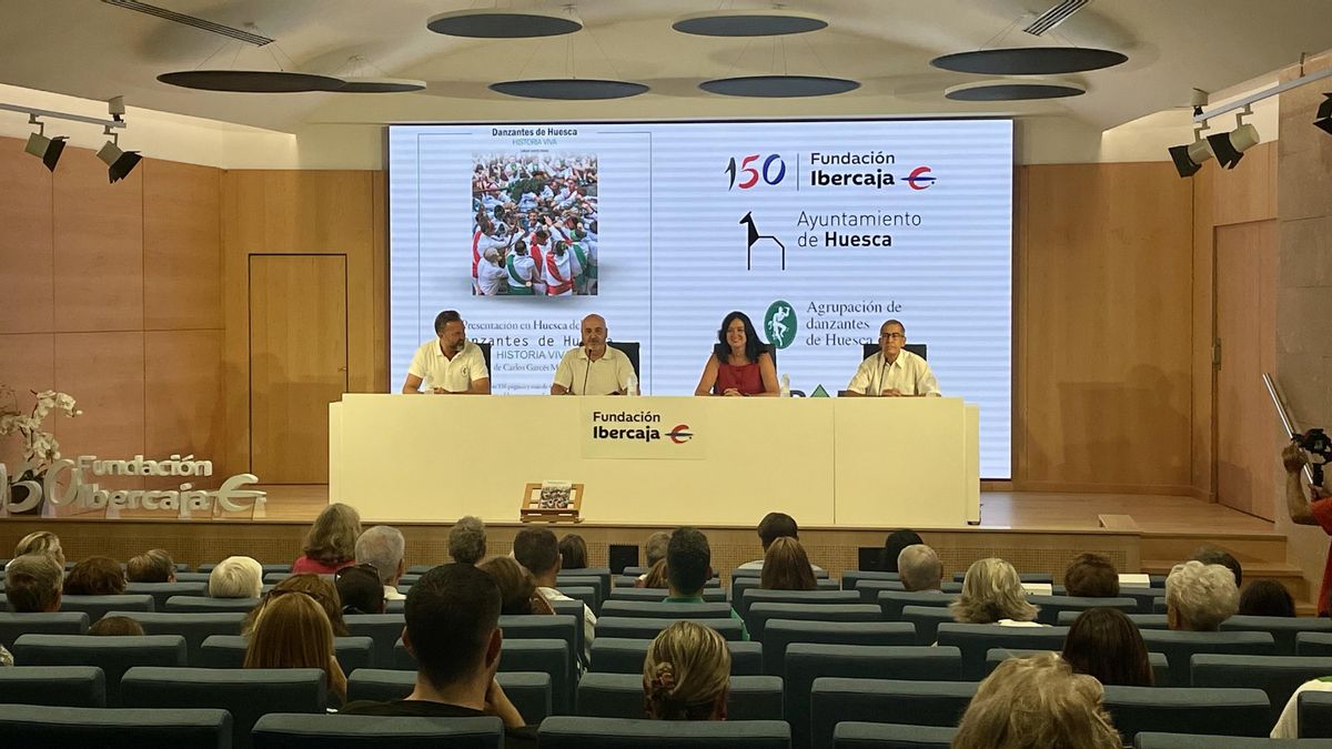 Jorge Escario, presidente de la Agrupación de Danzantes de Huesca, Roberto Cerdán, jefe de Centros de Fundación Ibercaja y director del centro en Huesca, Lorena Orduna, alcaldesa de Huesca, y Carlos Garcés, historiador y autor del libro en la presentación de 'Danzantes de Huesca'
