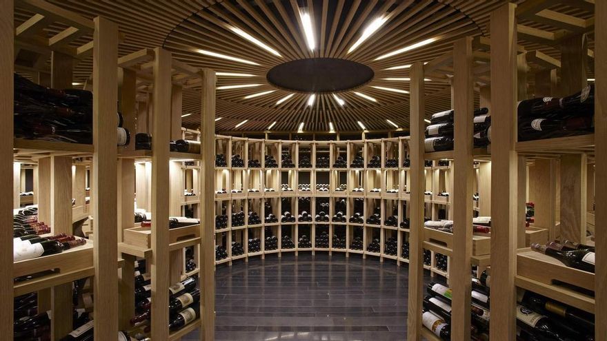 Bodega del hotel-restaurante Atrio, con tres estrellas Michelín