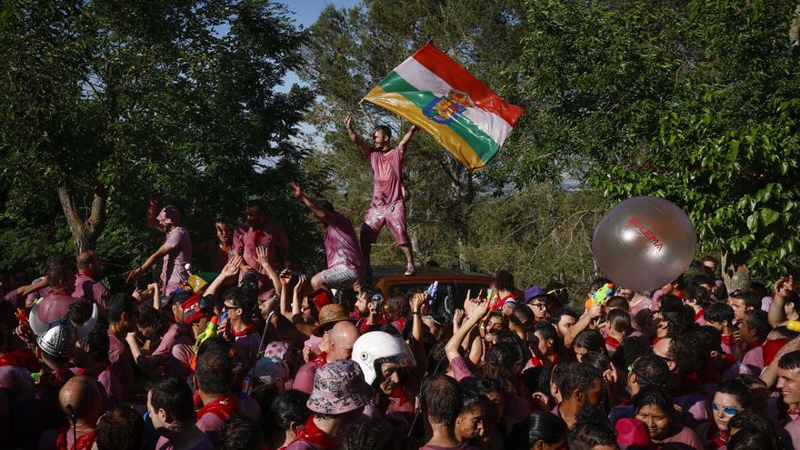 Un espectáculo cromático tiñe de vino Haro en una batalla con más de 10.000 personas
