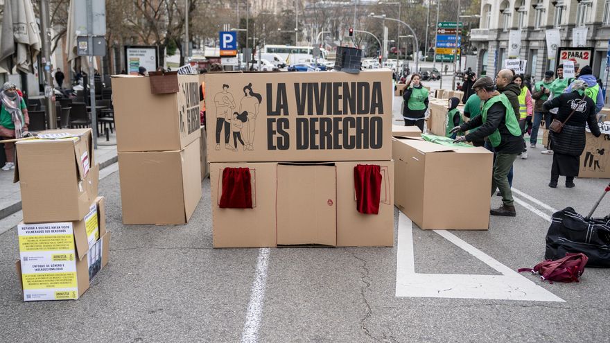 Varias cajas de cartón para reclamar que ''la vivienda es un derecho' durante una performance, frente al Congreso de los Diputados, a 24 de enero de 2023, en Madrid (España).