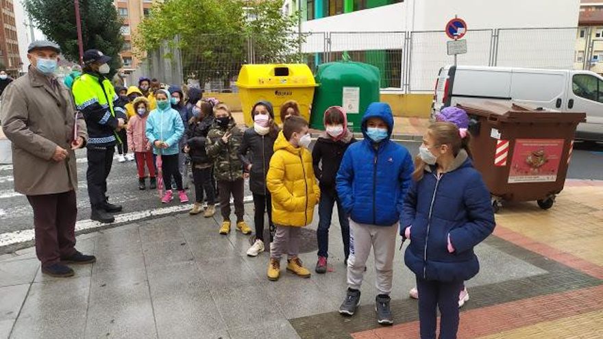 La Policía Local recorre las calles de Barakaldo con los escolares para impulsar la movilidad segura