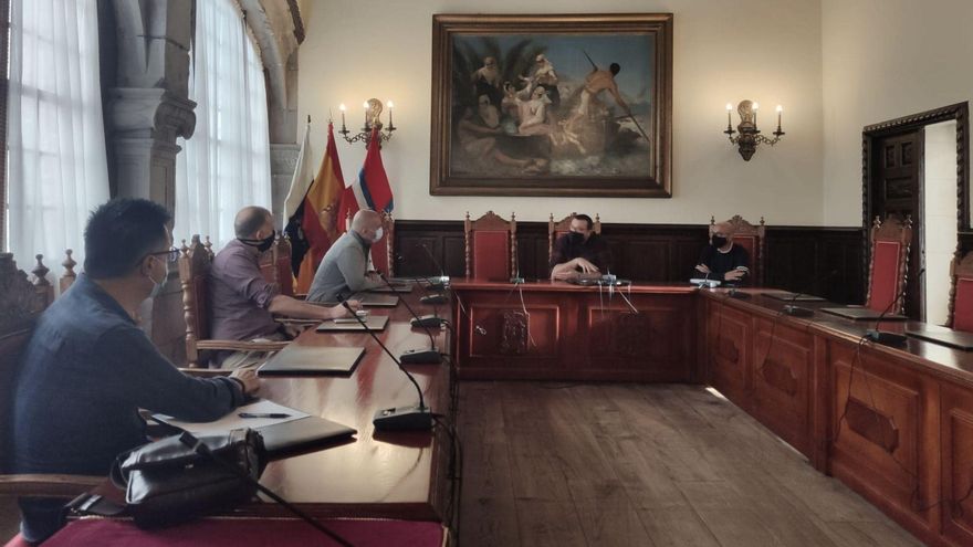 Reunión en el Ayuntamiento de Santa Cruz de La Palma.