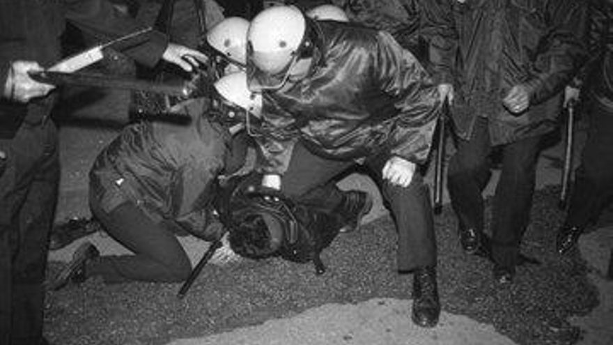Antidisturbios inmovilizan a unos de los jóvenes que protestaban contra el cierre de los locales en 1991