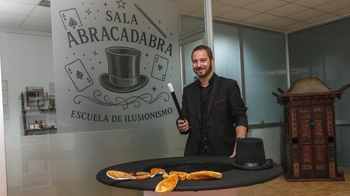 Isaac Deck gerente de la sala Abracadabra, primera sala de magia en Córdoba