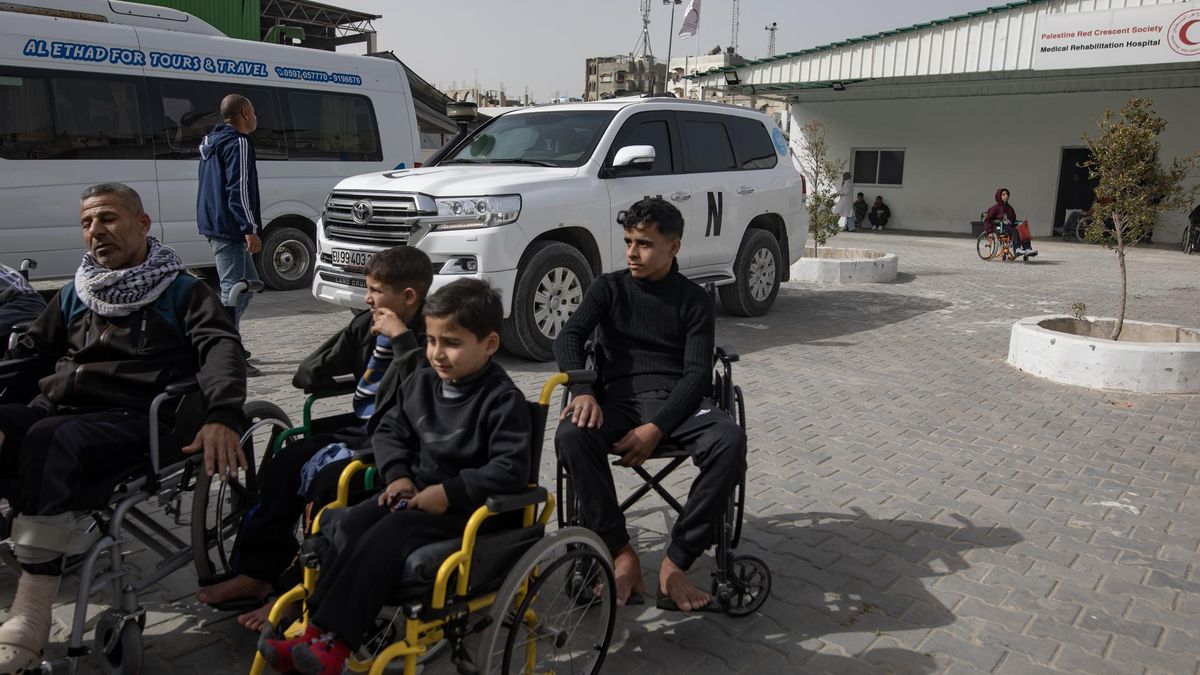 Palestinos heridos se disponen a salir de Gaza a través del cruce de Rafah para recibir tratamiento médico, el 2 de febrero de 2026.