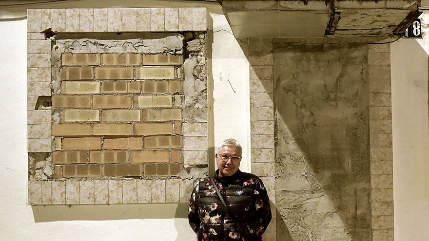 Paquita posa frente a la que fue su casa, hoy tapiada y a la espera de ser derribada